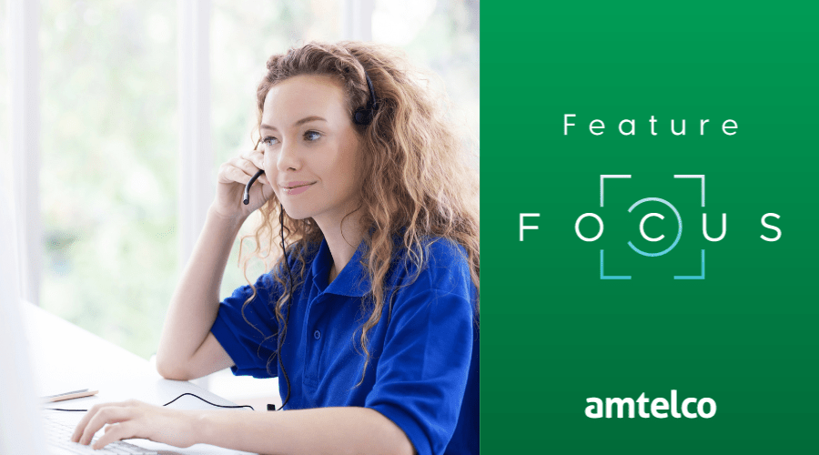 A female contact center agent.