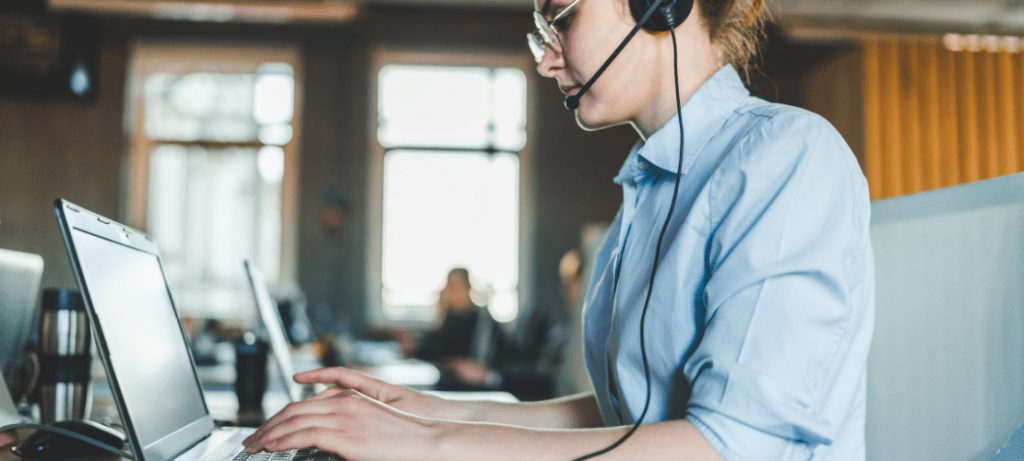 An operator in a call center talks to a hospital patient.